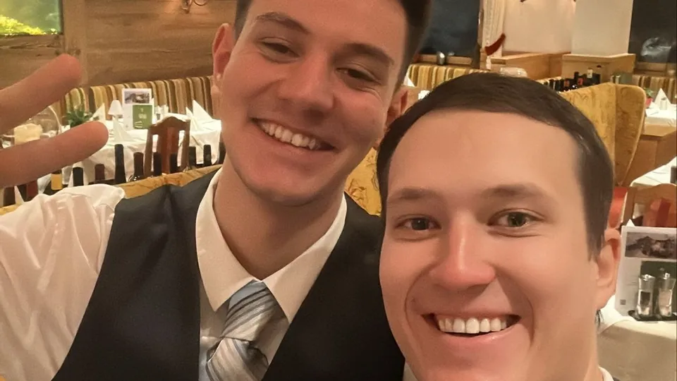 Lehrling als Sidekick eines Barkeepers